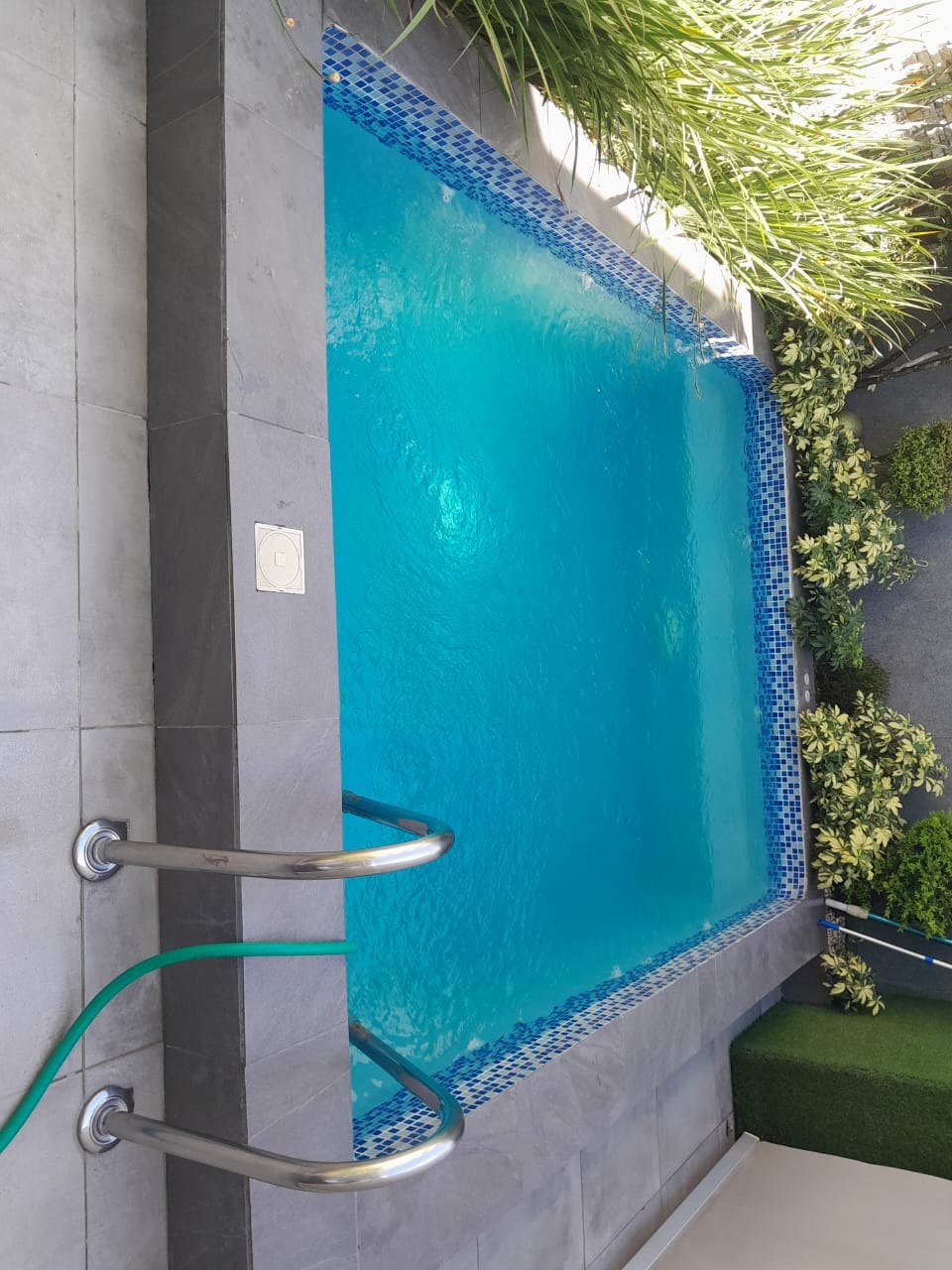 Diseño de piscina con cascada