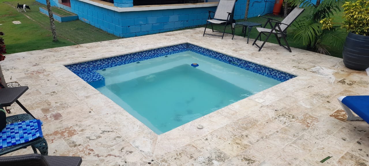 Piscina con acabados premium